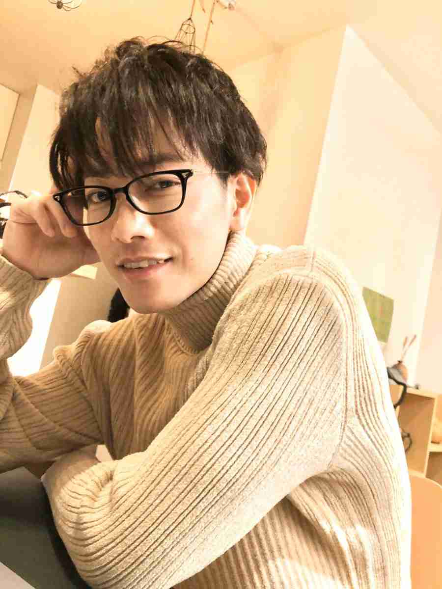 佐藤健、メガネ姿の微笑みショット「ドキドキして死にそう」「笑顔の破壊力」 
