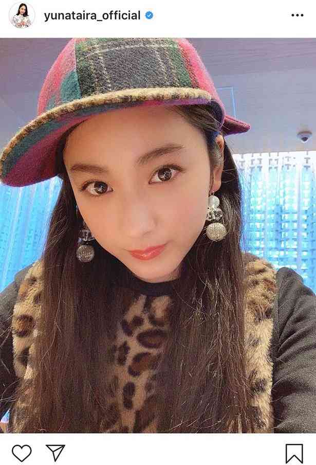 平祐奈、チェック柄の帽子×ヒョウ柄トップス…“ド派手ファッション”に自虐ツッコミ