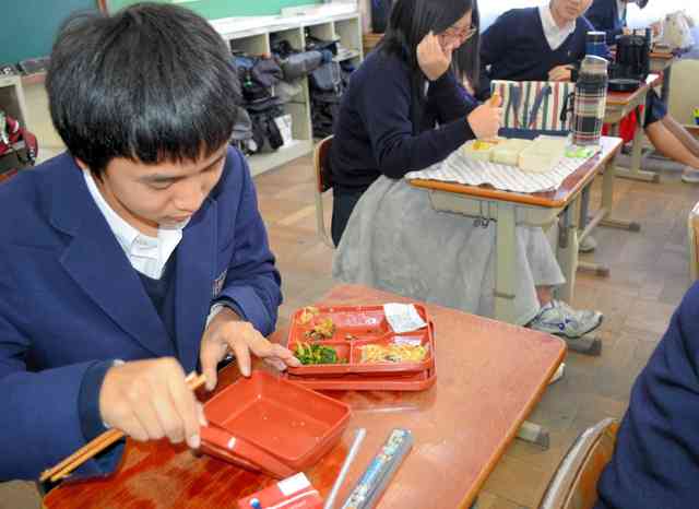 「愛情が弁当で測れるの？」選択制の学校給食めぐり議論