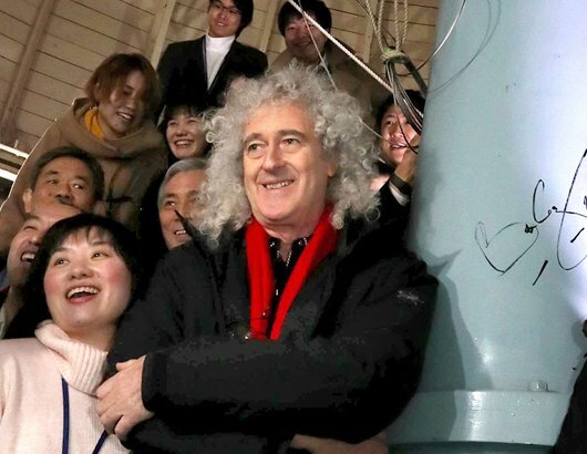ブライアン・メイさんが天文台訪問　ロックバンド「クイーン」ギタリスト、望遠鏡架台にサイン｜社会｜地域のニュース｜京都新聞