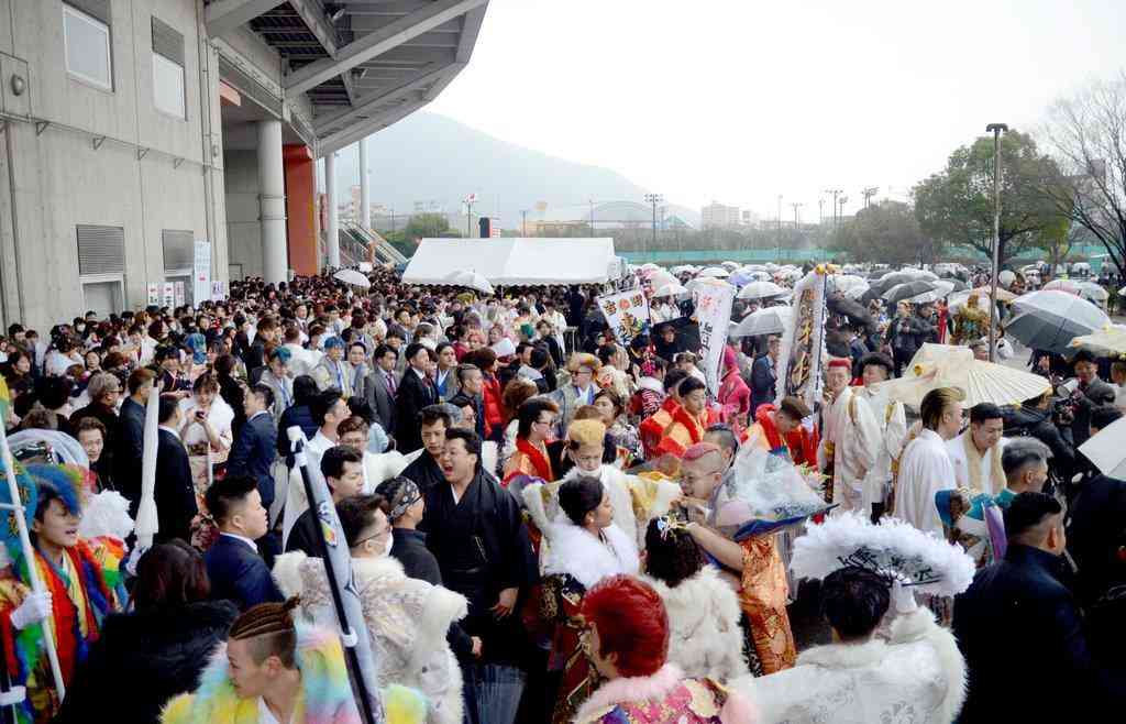 派手な衣装や幟旗…北九州市で成人式　式典進行は妨げず - 産経ニュース