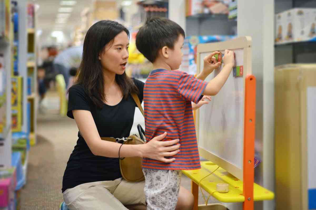 「叱らない子育て」を選択しているワケ。人前で子どもを叱ることに抵抗を感じるママたち | LIMO | くらしとお金の経済メディア