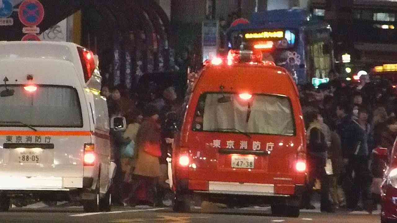 緊急走行に進路を譲らない歩行者。Pedestrians obstructing a fire engine going to fire site. - YouTube