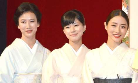 佐藤健に見つめられ上白石萌音が照れ笑いするオフショットに「私も見つめられたい」「羨ましすぎ」と反響