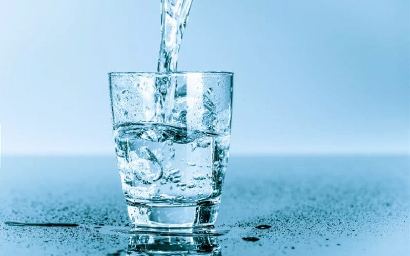 １日にどれくらいの水を飲む？ダイエット中の正しい水分の摂り方と適量 | OKIRESI（オキレジ）