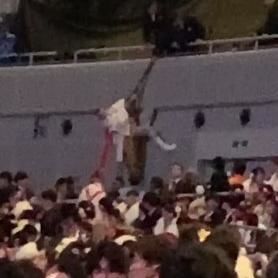 横浜市成人式2020 壁をよじ登り爆竹を鳴らし乱闘、国歌斉唱で家虎叫ぶ奴も出現でカオス状態 #新成人 - NAVER まとめ