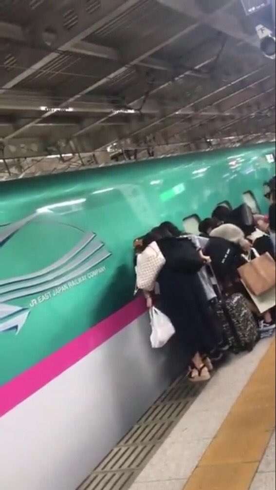 キンプリファンがマナー違反で炎上!新幹線に張り付き遅延させる【問題動画】  |  ひま速