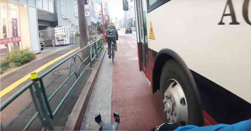 【新宿】どっちが悪い？スクールバスが自転車に幅寄せ！しかし自転車乗りの行動にバス運転手も激怒！（2020年1月24日）｜BIGLOBEニュース