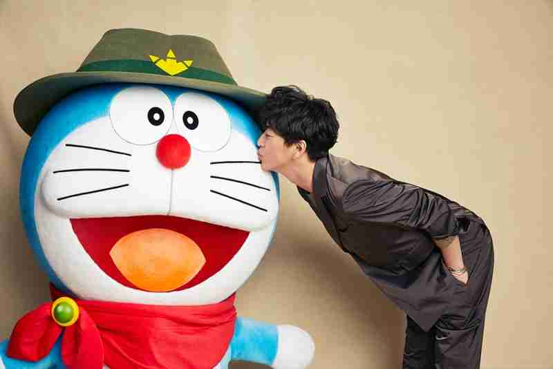 木村拓哉が雑誌「Oggi」でドラえもんと共演！キスシーンも披露！「ドラえもんはスペシャルな存在」