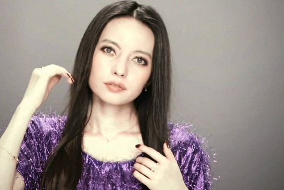 【怖すぎ】ベッキーが謝罪会見でゴーンガールと同じ靴を履いていた！ | とぴっくすらんど