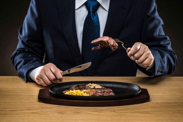 給料日が来ると贅沢する？　「使えるお金が増えるわけではないのに」と批判も