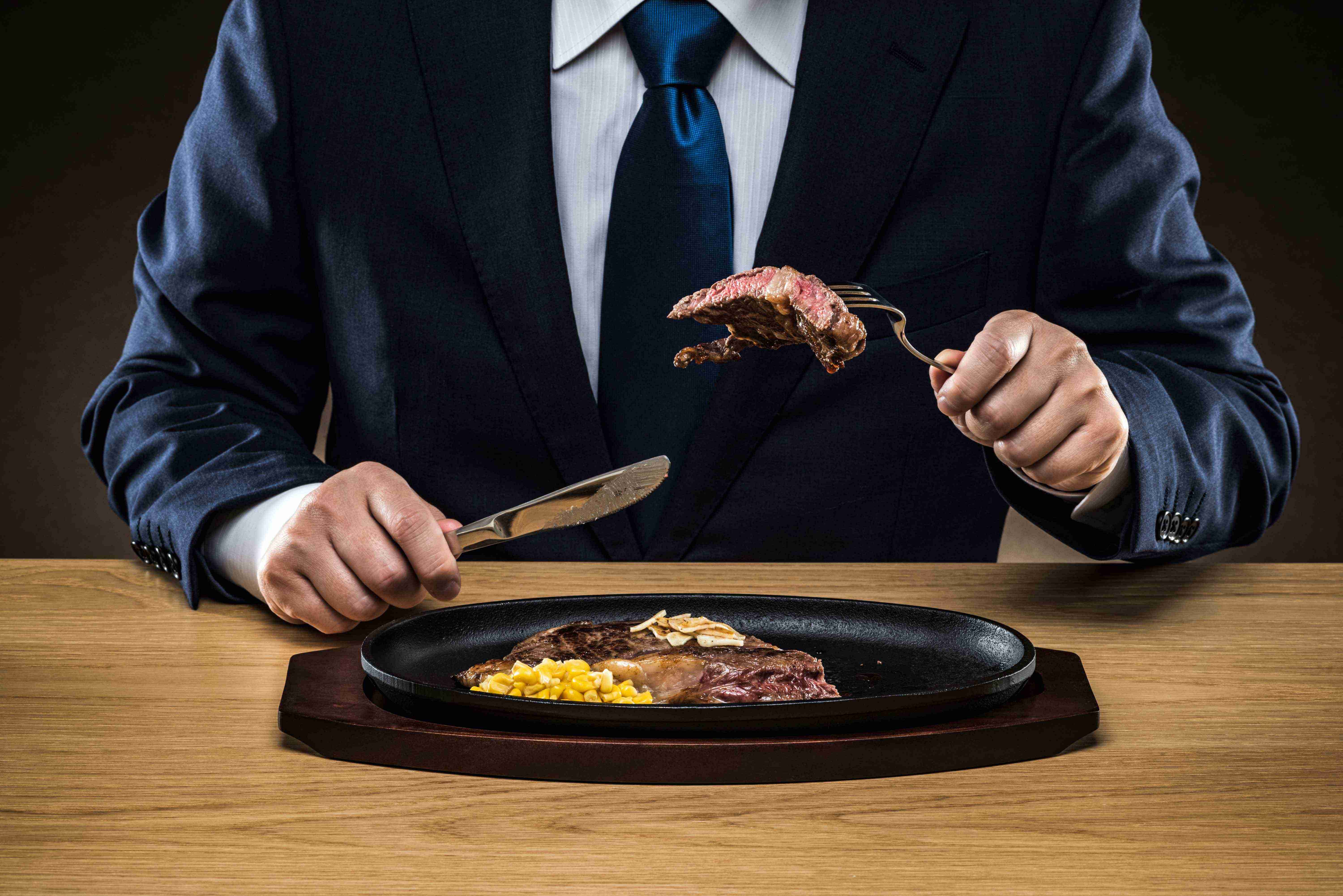 給料日が来ると贅沢する？　「使えるお金が増えるわけではないのに」と批判も – ニュースサイトしらべぇ
