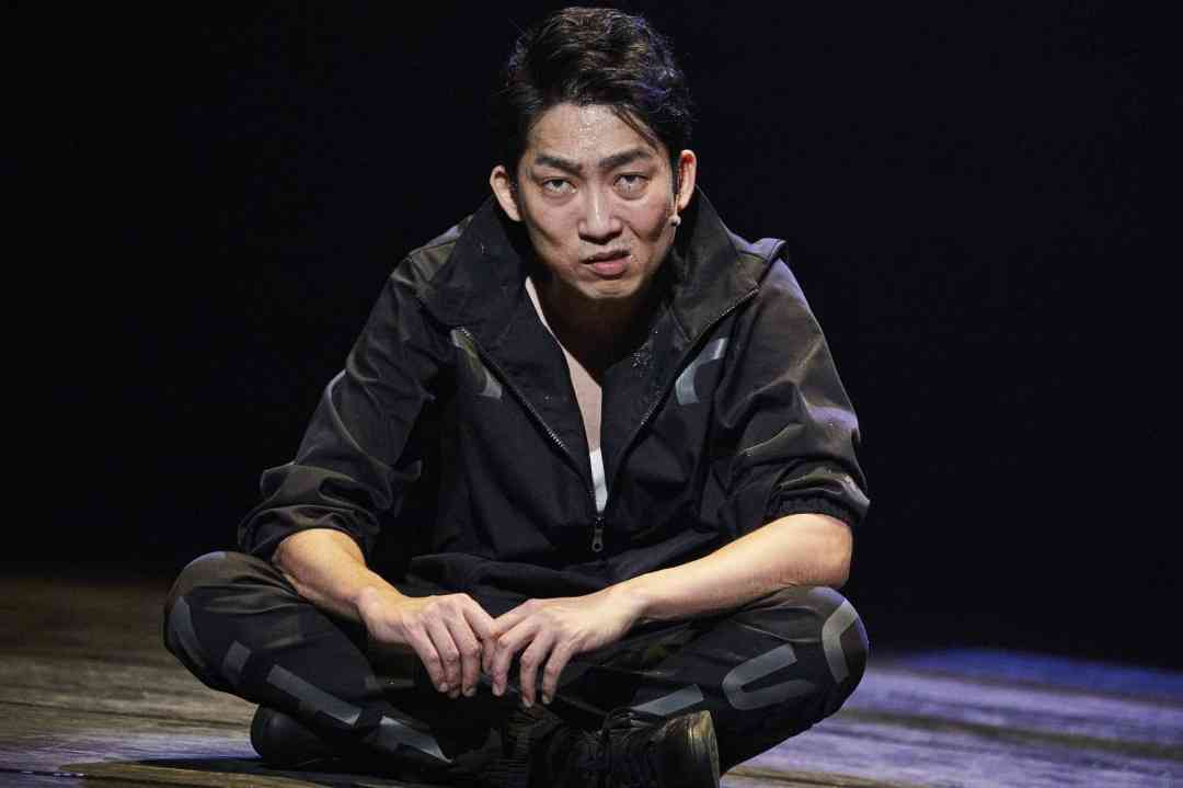 ノンスタ石田明、家庭と舞台で見せる違う2つの顔を公開「差がすごい」「どちらも素敵」の声