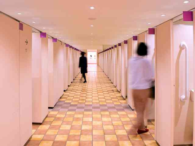 空いている個室が一目瞭然！ 「京都駅のトイレ」の“紙アイデア”がTwitterで話題