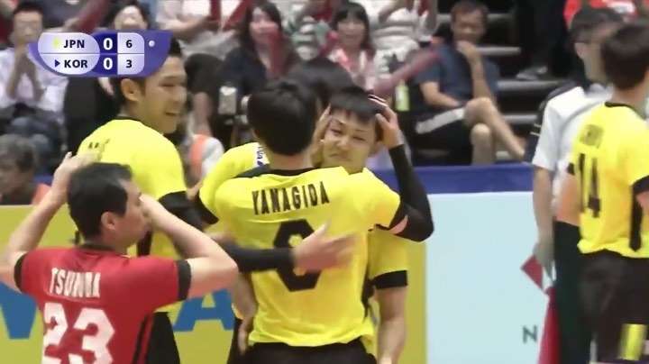 @jp__volleyball on Instagram: “ひとつ前のラリーで顔面にボールが直撃した藤井さん? 痛いよ〜〜って顔してる? そんな中、まさ兄のハグにキュンとしてしまう〜〜 #藤井直伸 #柳田将洋 ? by volleyball world youtube”