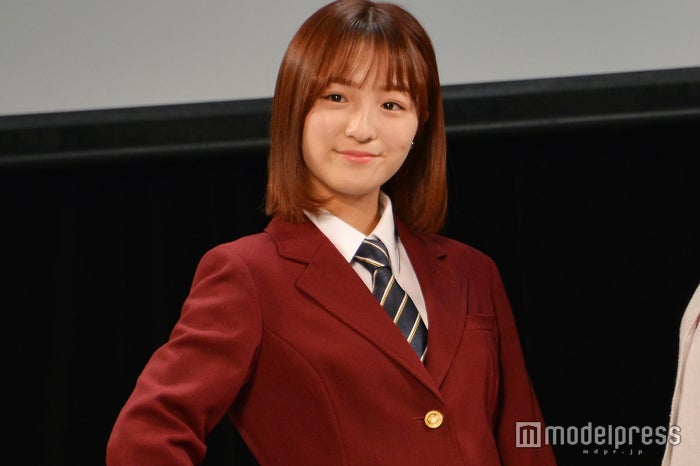 元NGT48高沢朋花が受賞 美脚輝く制服姿でランウェイ - モデルプレス
