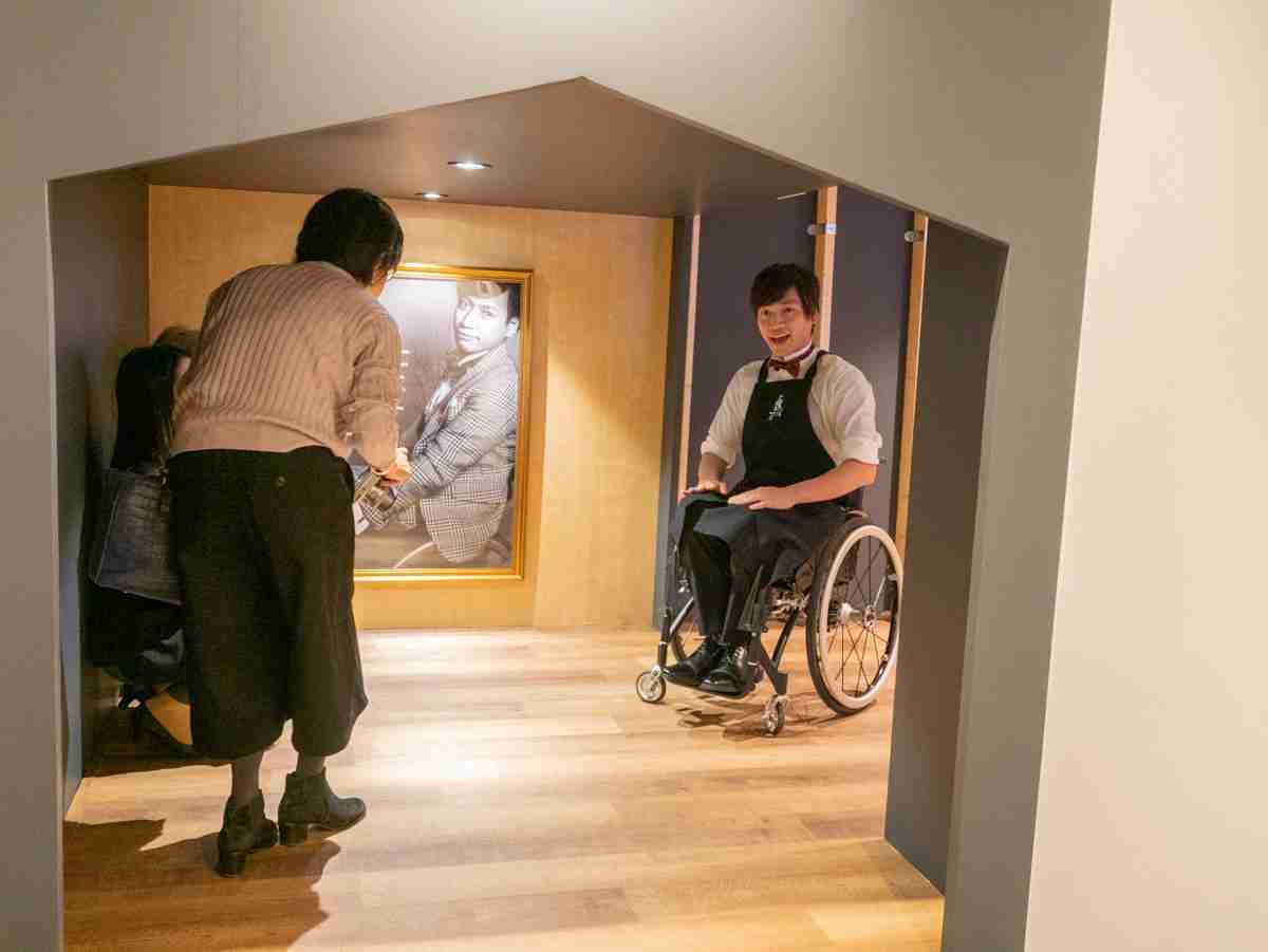 「車いすが健常者・二足歩行が障害者」の世界が体験できるレストランに行ってきた　もう理不尽すぎて泣きたい