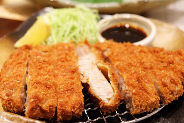 とんかつ屋で横に座った女性客 あまりにも失礼な食べ方に「不愉快」