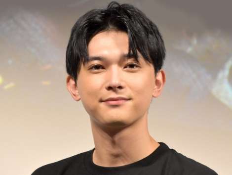 吉沢亮、セルカ棒で“自撮り”ショット「素の亮くん尊い」「使い慣れてない感」「最高」 | ORICON NEWS