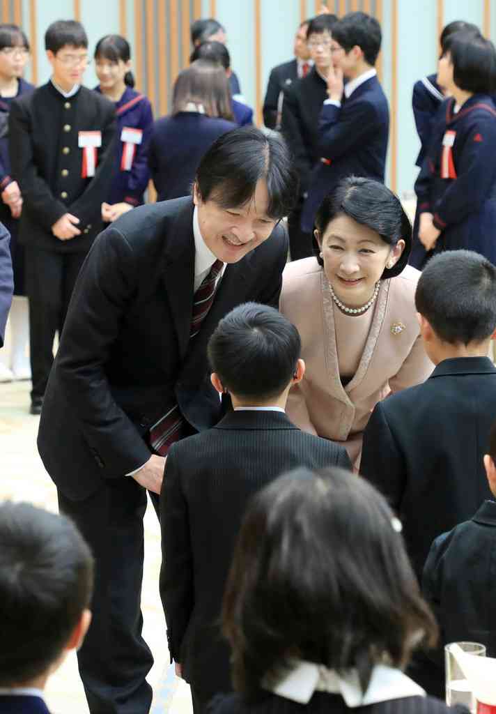 秋篠宮ご夫妻、感想文表彰式に（時事通信） - Yahoo!ニュース