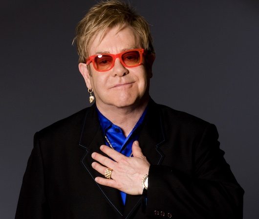 エルトン・ジョン、肺炎症状で声が出ずコンサート中断