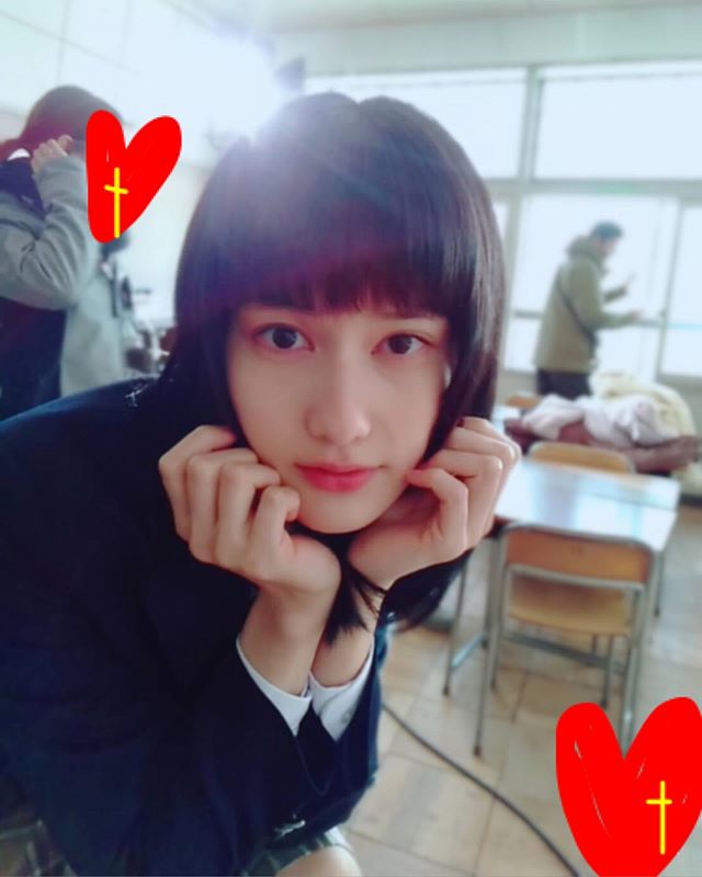 橋本愛、制服ショットでファン悩殺「かわいさ犯罪級」「破壊力やべえ」「これは撃ち抜かれました」