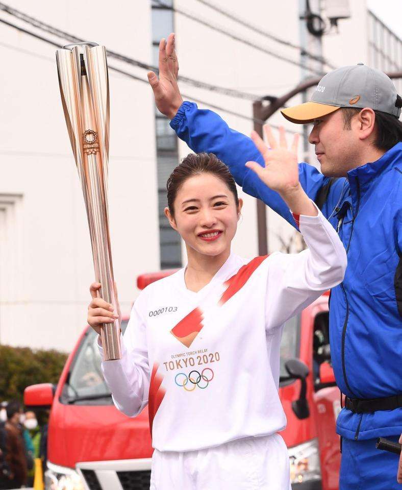 石原さとみ 都内で聖火リレーリハ「高揚してどんどん早く走ってしまう」