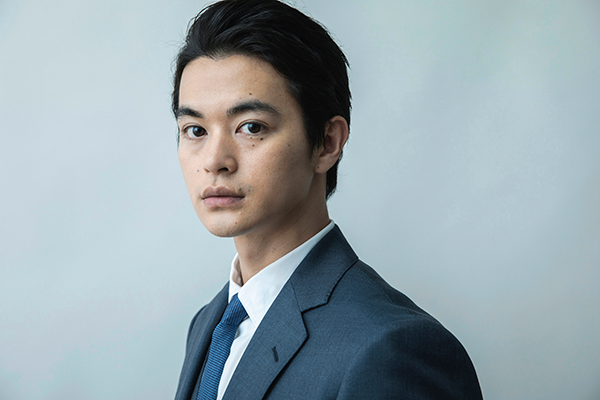 “顔に北斗七星”瀬戸康史のアップショットに反響「横顔も美しい」「宇宙を感じます」