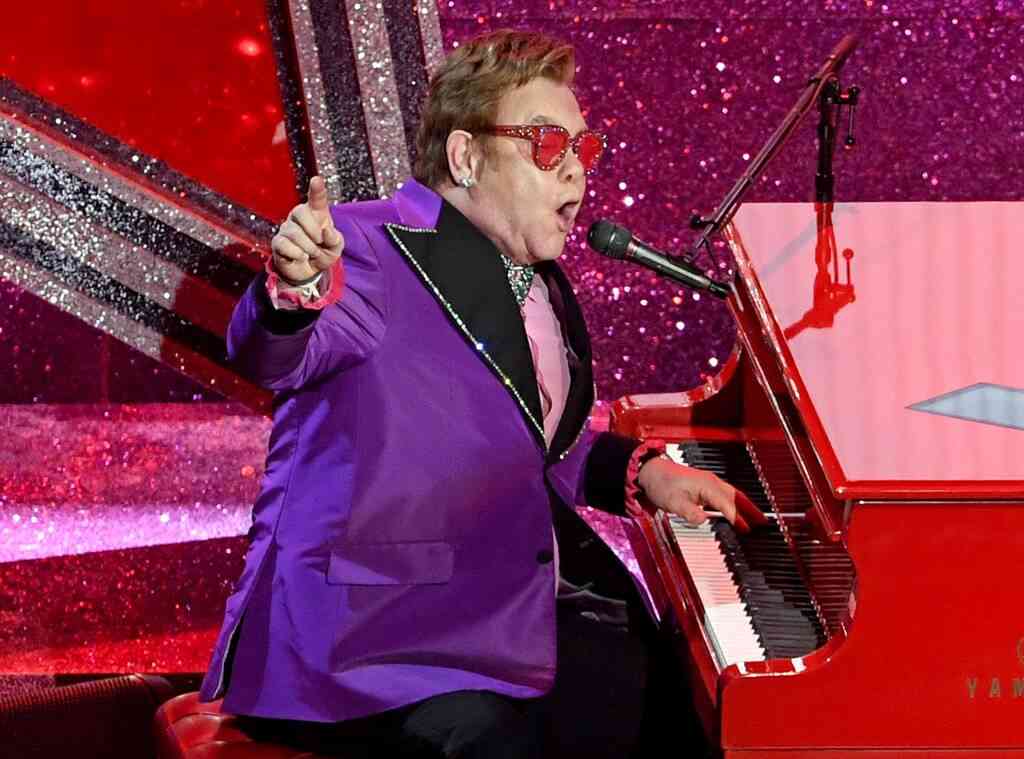 エルトン・ジョン、肺炎症状で声が出ずコンサート中断