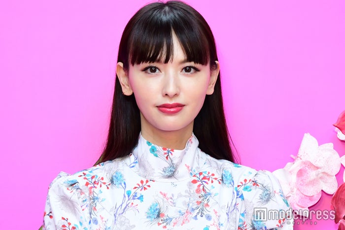鈴木えみ、夫への“鼻キス”写真公開 ラブラブ結婚記念日に「胸キュン」の声 - モデルプレス
