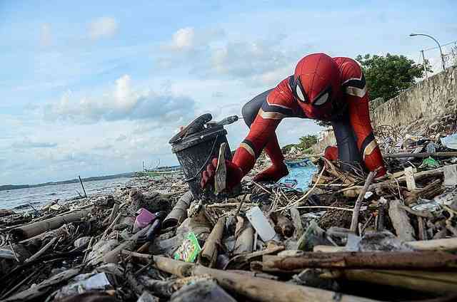インドネシアの「スパイダーマン」、ごみ拾いで地域に貢献