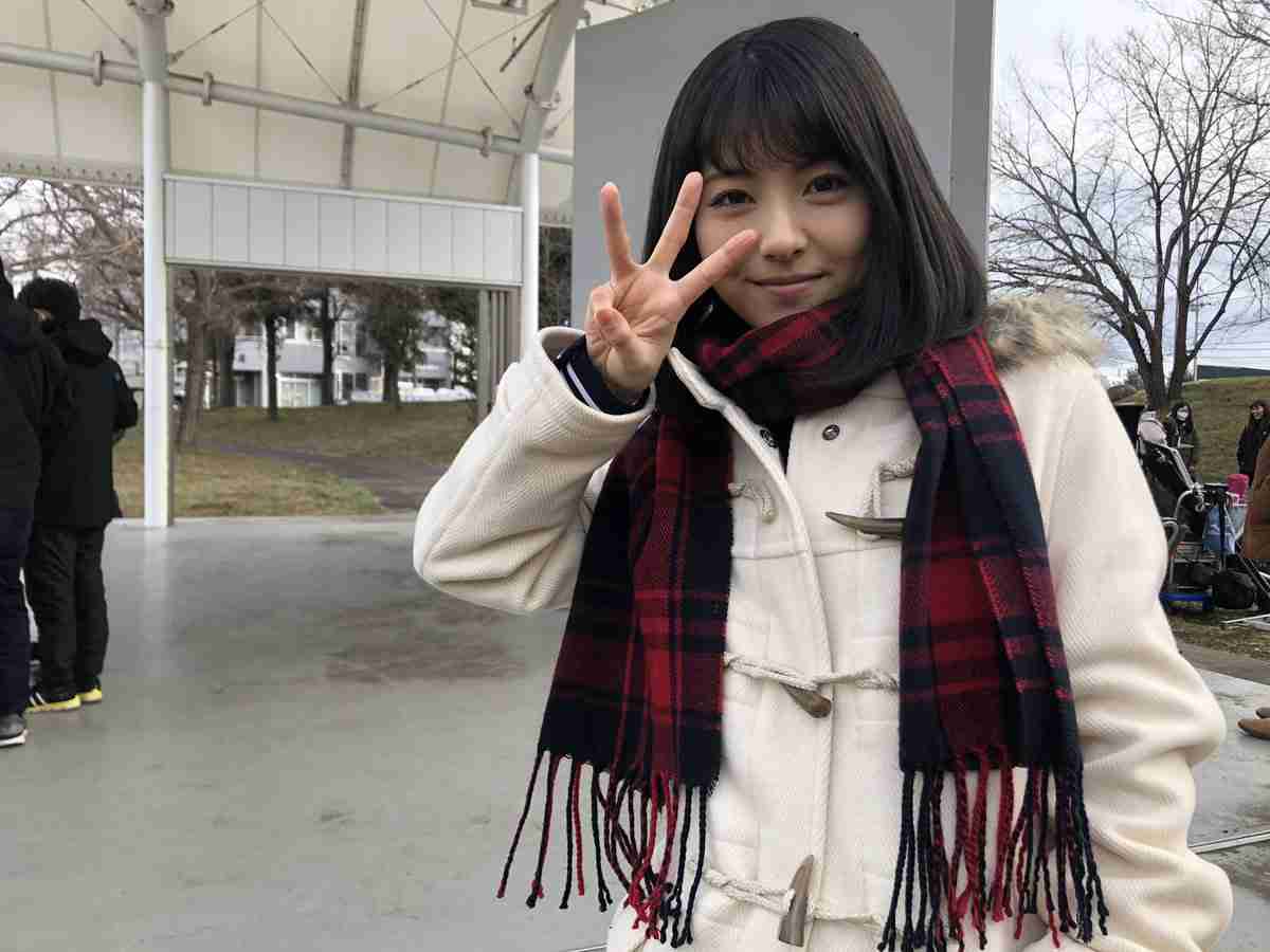 浜辺美波『アリバイ崩し承ります』オフショットにファン絶賛「えぐ可愛すぎ」「反則級」 | AbemaTIMES
