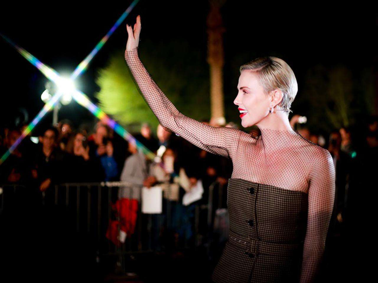 【写真で比較】美魔女シャーリーズ・セロンは10年で顔が変わっていないことが判明！ - 【フロントロウ】海外セレブ・ゴシップやトレンドを発信