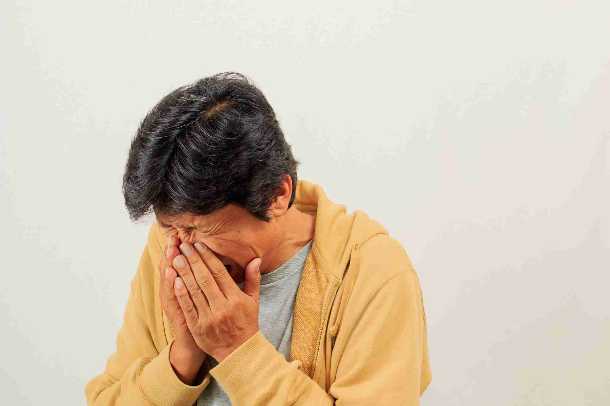 じつは誤ったマナー？　7割がくしゃみで口に手をあてているが… – ニュースサイトしらべぇ