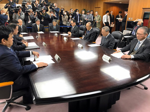 突然の一斉休校に企業動く　子連れ出勤OK、特別休暇…