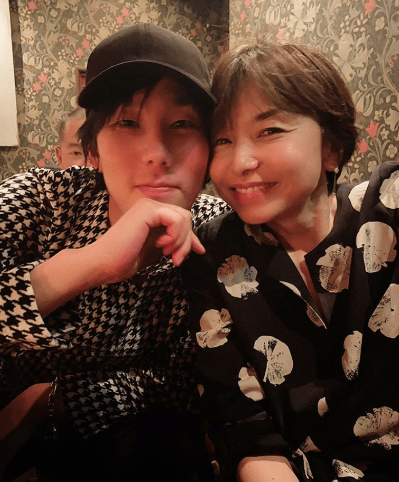 RADWIMPS・野田洋次郎、山口智子と“超密着2ショット”にざわつく「やだぁ」「何事」 | 日刊大衆