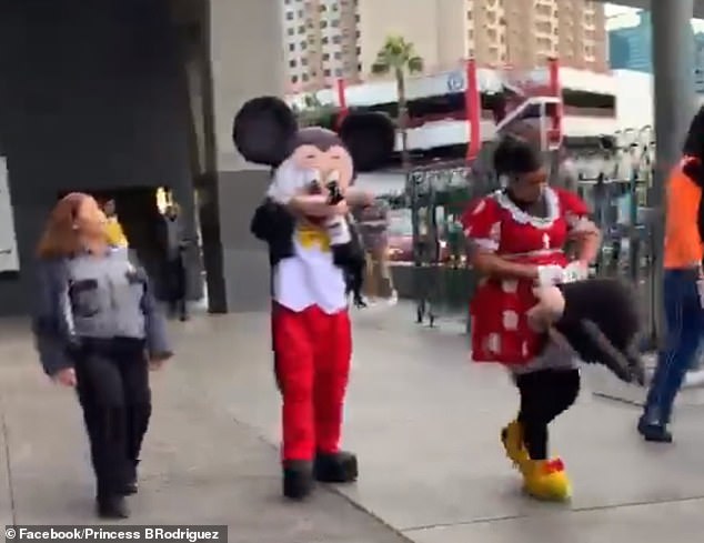 着ぐるみのミニーが警備員と乱闘 仲裁に入ったミッキーも顔を殴られ大騒ぎに 米 ガールズちゃんねる Girls Channel