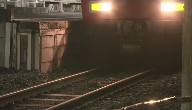 夜に線路内を1人で歩いていた5歳男児 電車にはねられ重傷 運転士が気付きブレーキも間に合わず