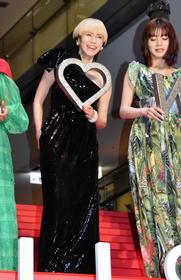 中谷美紀、左肩あらわの黒ドレス　恋人と仕事はどちらも大事に「欲張りなので」