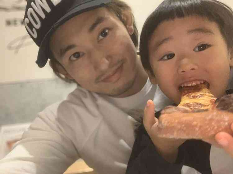 シンパパの才賀紀左衛門、子育てに「男だから大変」はない｜NEWSポストセブン