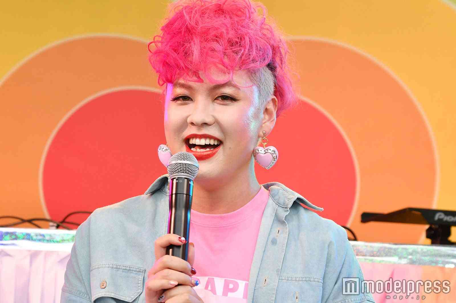 ぺえ“初の青髪”イメチェンに反響「めっちゃ似合う」