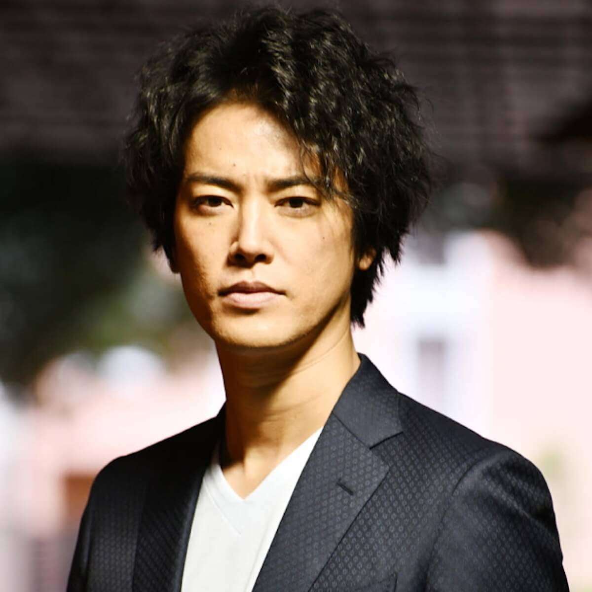 殴りかかろうと!? 桐谷健太、東出昌大の“謝罪”を受け入れず撮影現場が大荒れに｜日刊サイゾー 
