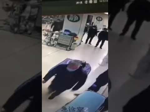 武汉肺炎：死的人太多，尸袋严重不足，一个尸袋装三个因患病身亡的儿童尸体。 - YouTube