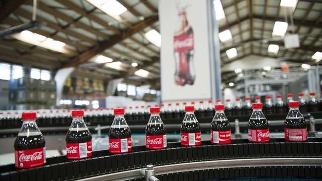 海外のコカ・コーラ製造工場内で機械がストップ→人間の排泄物発見