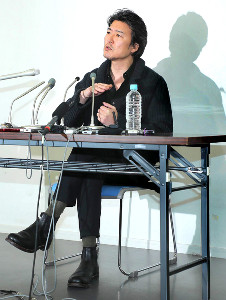 小泉今日子 誕生日なのに1人帰宅…豊原功補は知人と夜の街へ