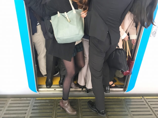 政府「不要不急の外出、集まり控えて」に動揺広がる 「人混み避けて通勤とか不可能」「製造業やサービス業は？」と心配の声も | キャリコネニュース