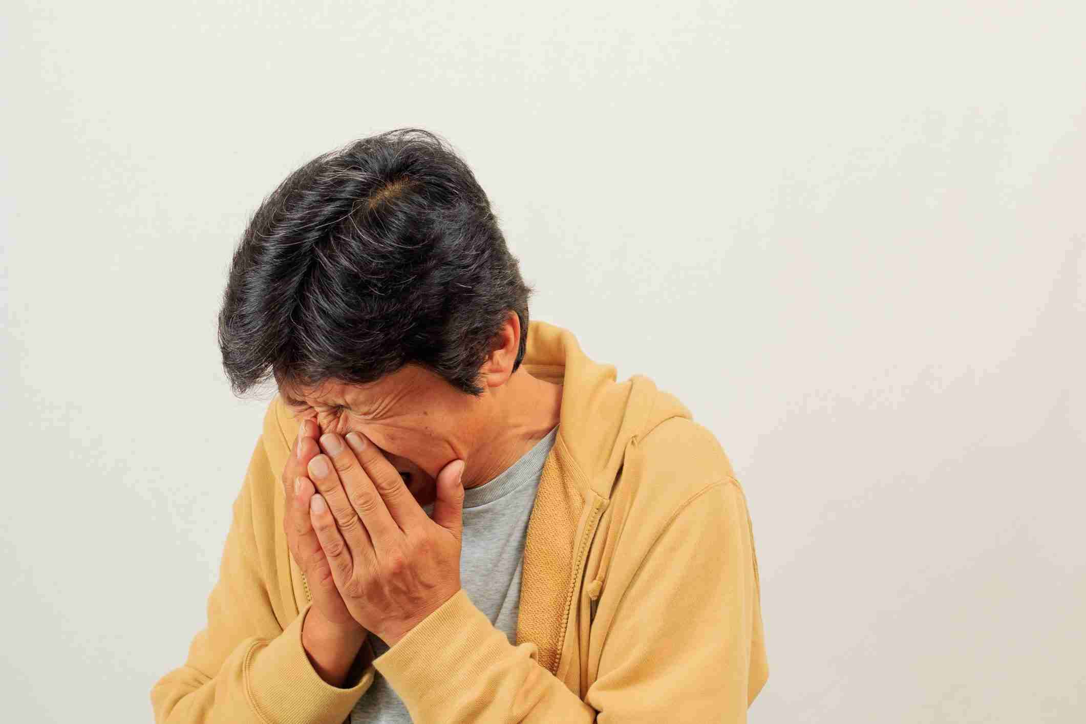じつは誤ったマナー？7割がくしゃみで口に手をあてているが…