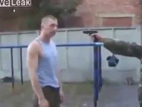ロシア兵の銃を向けられた時の対処の仕方 - YouTube