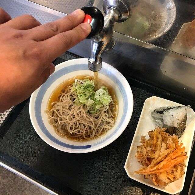 もみあげチャ〜シュ〜 : 【悲報】1杯のうどんを2人で食べていた男、だしを足して貰えず店長に暴行 - ライブドアブログ
