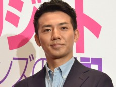 ピース綾部祐二、ニューヨークで筋トレ動画投稿も注目は…「胸毛はんぱねぇ」「相変わらずモジャモジャ」